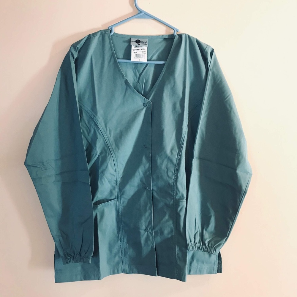 NWT Sea grapes blue long sleeve scrub top sz Small